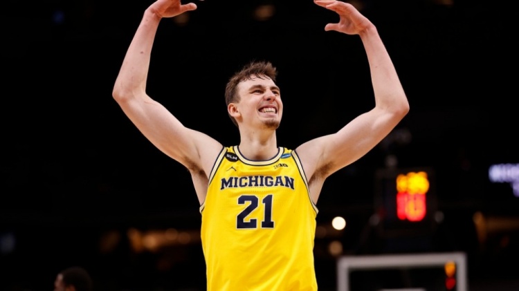 赛场上再创 赛场上再创